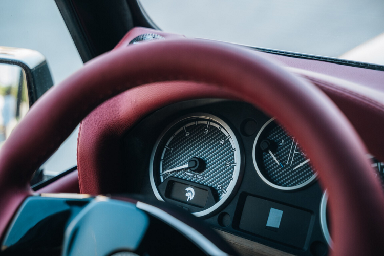 Hệ thống thông tin giải trí Alpine cũng được trang bị cùng với Apple CarPlay và Android Auto, cũng như hệ thống âm thanh sáu loa được nâng cấp với một loa siêu trầm.