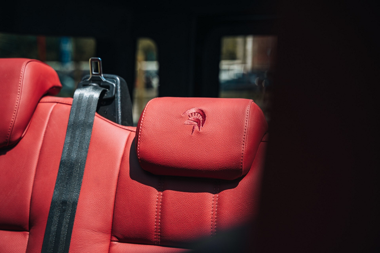 Cách phối màu này mang lại hơi thở mới cho khoang lái mẫu SUV địa hình vốn bị coi là lạc hậu, khô khan.