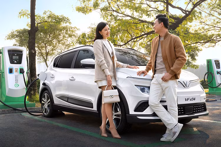 Day la ly do xe oto dien VinFast VF e34 van can ac quy 12V?-Hinh-3