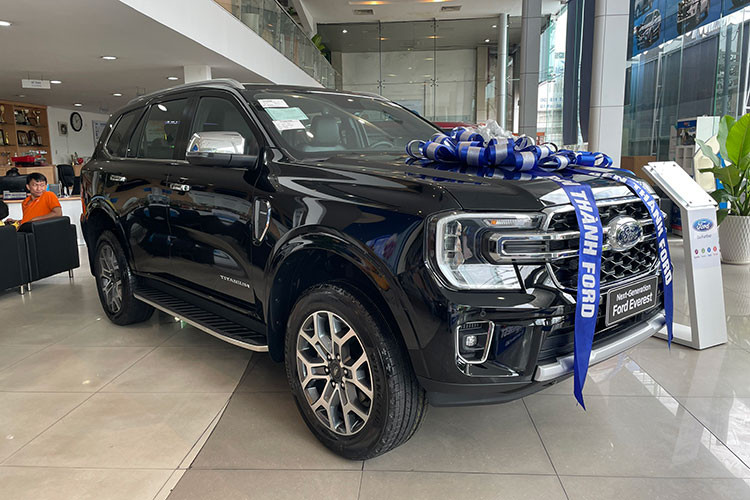 Những công nghệ an toàn tạo điểm nhấn trên Ford Everest 2022 của nam diễn viên Huy Khánh mới mua bao gồm camera 360 độ, hỗ trợ đỗ xe tự động, cảnh báo điểm mù kết hợp cảnh báo có xe cắt ngang, cảnh báo lệch làn, hỗ trợ duy trì làn đường, cảnh báo va chạm trước, kiểm soát áp suất lốp và 7 túi khí.