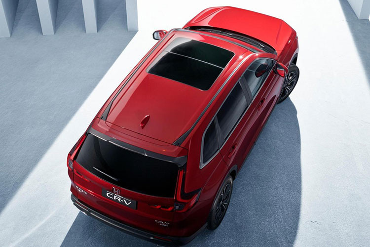 Thứ hai là hệ truyền động hybrid, bao gồm máy xăng 4 xi-lanh, dung tích 2.0L và 2 mô-tơ điện, tạo ra công suất tổng cộng 207 mã lực cùng mô-men xoắn cực đại 335 Nm. Dự kiến, trong năm sau, xe sẽ được bổ sung cả phiên bản plug-in hybrid (PHEV) tiết kiệm xăng hơn.