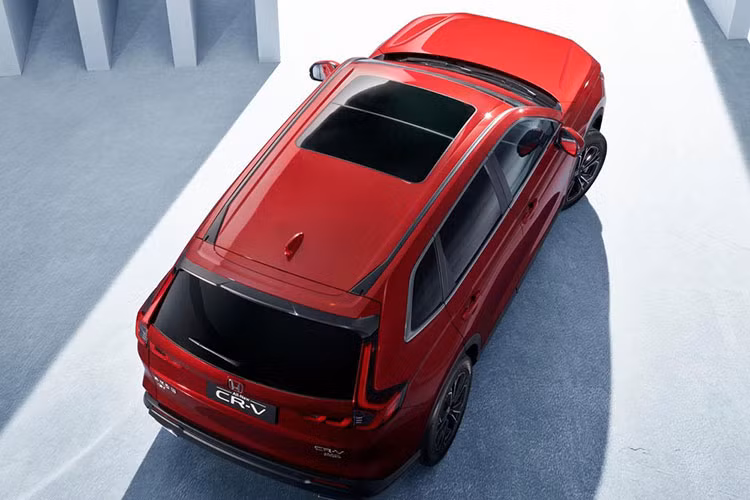 Thứ hai là hệ truyền động hybrid, bao gồm máy xăng 4 xi-lanh, dung tích 2.0L và 2 mô-tơ điện, tạo ra công suất tổng cộng 207 mã lực cùng mô-men xoắn cực đại 335 Nm. Dự kiến, trong năm sau, xe sẽ được bổ sung cả phiên bản plug-in hybrid (PHEV) tiết kiệm xăng hơn.