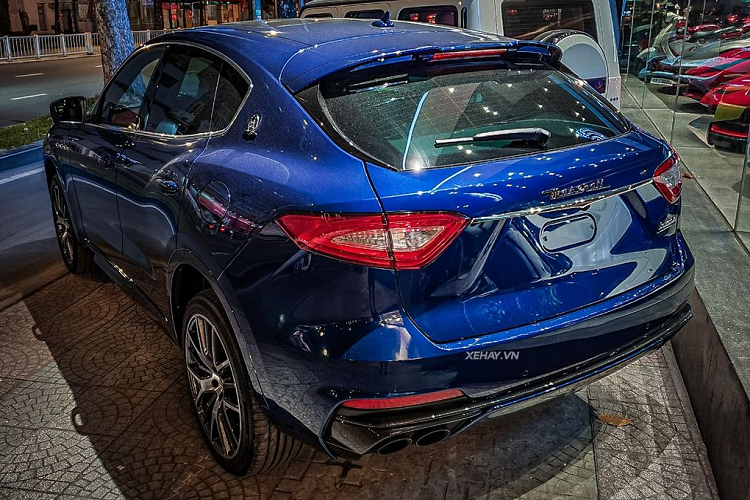 Ghế ngồi của xe được thiết kế ôm người theo phong cách xe đua. Maserati Levante Trofeo mang trong mình khối động cơ V8 3.8L tăng áp kép do chính Ferrari chế tạo. Khối động cơ này sản sinh ra công suất tối đa 590 mã lực và 730 Nm mô-men xoắn cực đại.