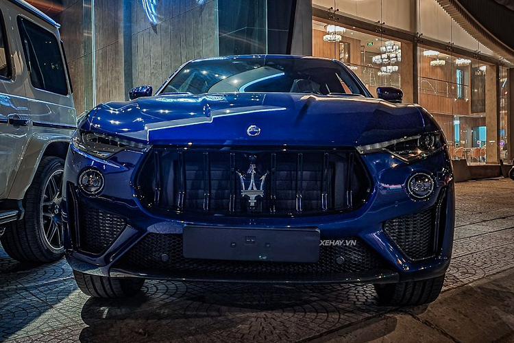 Hiện tại đã có một chiếc Maserati Levante Trofeo tại Việt Nam mang màu “áo” xanh dương, và đây là chiếc thứ 4. Tuy nhiên, chiếc Maserati Levante Trofeo về Việt Nam trước được sơn nhám và là bản Launch Edition chỉ được sản xuất với số lượng giới hạn 100 chiếc trên toàn cầu, còn siêu SUV mới “hạ lốp” gần đây thuộc bản thường.