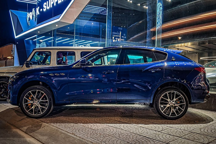 Sức mạnh khủng khiếp này được truyền qua hộp số tự động ZF 8 cấp và hệ dẫn động 4 bánh. Từ đó, Levante Trofeo chỉ mất khoảng thời gian 3,9 giây để tăng tốc từ 0 - 100 km/h, nhanh hơn đáng kể so với con số 6 giây của bản tiêu chuẩn. Xe có tốc độ tối đa đạt 304 km/h.