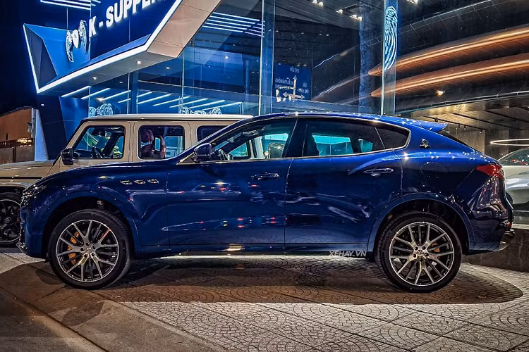 Sức mạnh khủng khiếp này được truyền qua hộp số tự động ZF 8 cấp và hệ dẫn động 4 bánh. Từ đó, Levante Trofeo chỉ mất khoảng thời gian 3,9 giây để tăng tốc từ 0 - 100 km/h, nhanh hơn đáng kể so với con số 6 giây của bản tiêu chuẩn. Xe có tốc độ tối đa đạt 304 km/h.