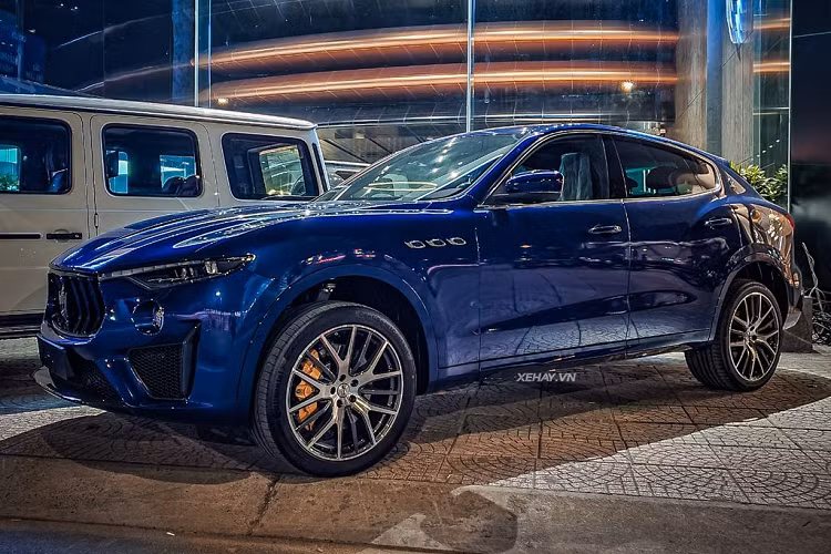 Vào ngày 5/5 vừa qua, một chiếc Maserati Levante Trofeo đời mới đã âm thầm được đưa về nước, nâng tổng số xe tại Việt Nam lên 4 chiếc. Chiếc Maserati Levante Trofeo trong bài sở hữu màu sơn ngoại thất xanh trẻ trung, năng động, trong khi nội thất lại mang tông màu đỏ “sexy”.