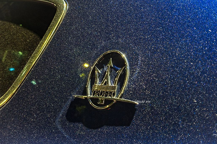 Một số chi tiết đã được hãng xe Ý tinh chỉnh lại về thiết kế như cản va trước, hốc hút gió, đèn pha LED ma trận,... Ở bên thân, chiếc xe thể thao có thêm logo Maserati với biểu tượng cây đinh ba quen thuộc, tuy nhiên đã được bổ sung thêm dòng chữ Trofeo giúp phân biệt giữa bản thường và bản Trofeo.