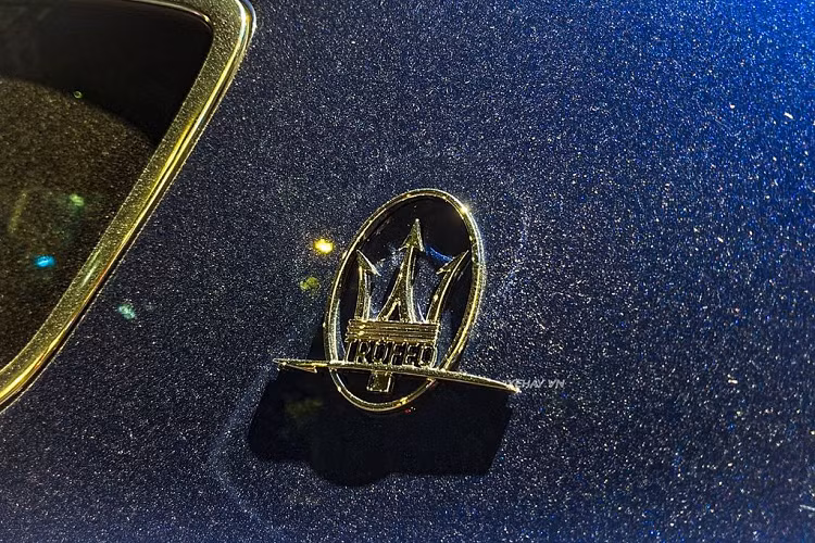 Một số chi tiết đã được hãng xe Ý tinh chỉnh lại về thiết kế như cản va trước, hốc hút gió, đèn pha LED ma trận,... Ở bên thân, chiếc xe thể thao có thêm logo Maserati với biểu tượng cây đinh ba quen thuộc, tuy nhiên đã được bổ sung thêm dòng chữ Trofeo giúp phân biệt giữa bản thường và bản Trofeo.