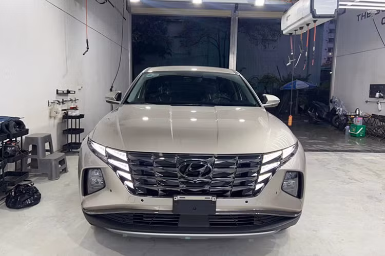 Chênh giá, khan hàng nên khách hàng phải chờ tới vài tháng. Một đại lý kinh doanh xe đã qua sử dụng ở Hà Nội vừa chào bán mẫu Hyundai Tucson bản 2.0 xăng đặc biệt, với giá bán hơn 1,098 tỷ đồng. Giá niêm yết cho Tucson bản 2.0 xăng đặc biệt là 925 triệu đồng, cao hơn xe mới tới hơn 150 triệu đồng nhưng người mua sẽ có xe ngay.