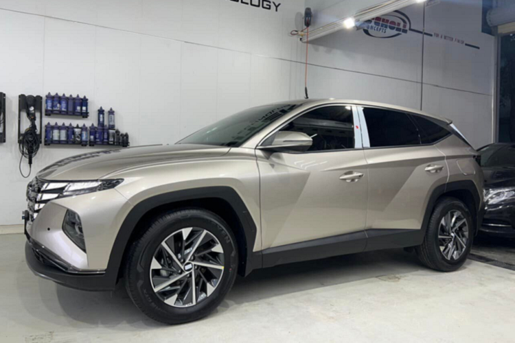 Ngoại thất Hyundai Tucson 2022 tại Việt Nam khác hoàn toàn bản cũ, điển hình là phía đầu xe. Lưới tản nhiệt mang thiết kế mới, liền mạch với cụm đèn LED định vị ban ngày, cụm đèn pha vẫn đặt ở phía dưới. Đèn pha Tucson bản 2.0 có đèn pha LED tự động thích ứng. Điểm nhấn ở đuôi xe là cụm đèn hậu sắc xảo cùng logo Hyundai đặt ẩn vào kính sau.