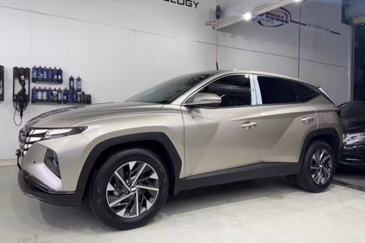 Ngoại thất Hyundai Tucson 2022 tại Việt Nam khác hoàn toàn bản cũ, điển hình là phía đầu xe. Lưới tản nhiệt mang thiết kế mới, liền mạch với cụm đèn LED định vị ban ngày, cụm đèn pha vẫn đặt ở phía dưới. Đèn pha Tucson bản 2.0 có đèn pha LED tự động thích ứng. Điểm nhấn ở đuôi xe là cụm đèn hậu sắc xảo cùng logo Hyundai đặt ẩn vào kính sau.