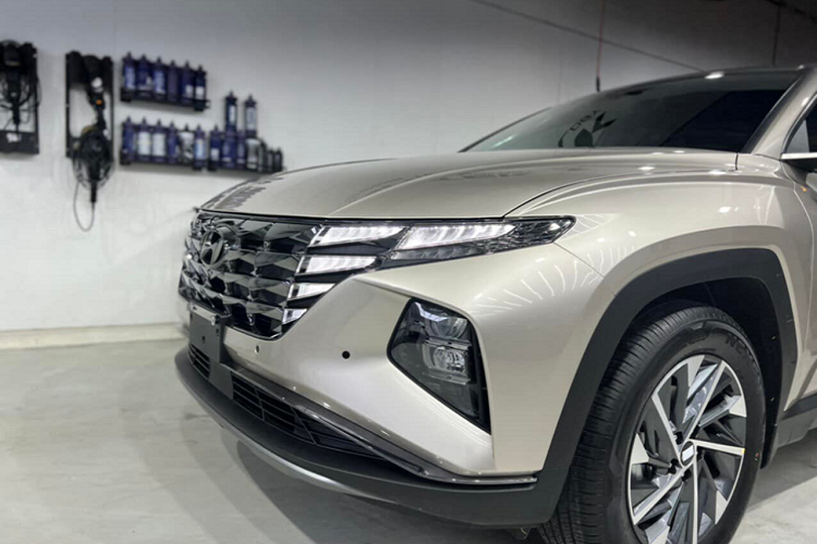 Điểm đặc biệt là chiếc xe này chỉ vừa lăn bánh được 50km, tức là vẫn còn rất mới và chưa qua bất kỳ đợt bảo dưỡng định kỳ nào. Hyundai Tucson 2.0 xăng đặc biệt được trang bị động cơ xăng 4 xy-lanh dung tích 2.0 lít cho công suất tối đa 153 mã lực, mô-men xoắn 192 Nm kết hợp với hộp số tự động 6 cấp và hệ dẫn động cầu trước. vành xe là loại 18 inch.