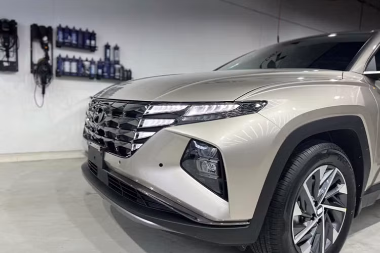 Điểm đặc biệt là chiếc xe này chỉ vừa lăn bánh được 50km, tức là vẫn còn rất mới và chưa qua bất kỳ đợt bảo dưỡng định kỳ nào. Hyundai Tucson 2.0 xăng đặc biệt được trang bị động cơ xăng 4 xy-lanh dung tích 2.0 lít cho công suất tối đa 153 mã lực, mô-men xoắn 192 Nm kết hợp với hộp số tự động 6 cấp và hệ dẫn động cầu trước. vành xe là loại 18 inch.