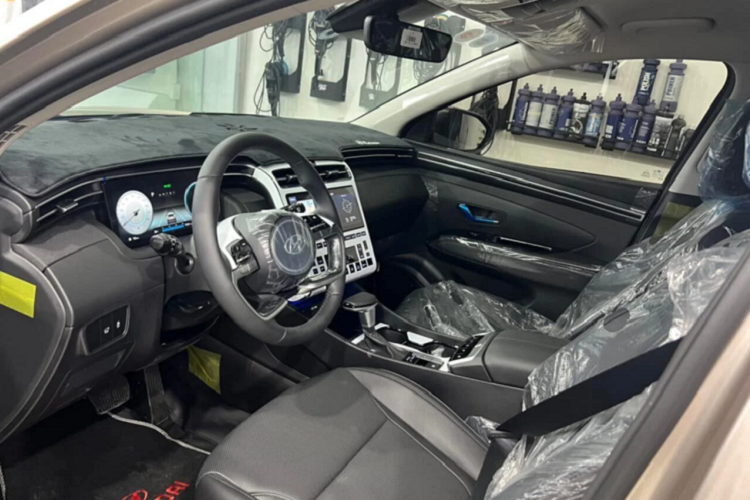 Tổng thể bên ngoài Hyundai Tucson có khá nhiều nét mới, hiện đại. Khoang lái chiếc xe gầm cao 5 chỗ cũng được nhà sản xuất thiết kế lại, từ vô lăng, đồng hồ kỹ thuật số, màn hình giải trí cho đến khu vực cần số. Xe sử dụng màn hình cảm ứng giải trí đa chức năng 10,25 inch. Bảng điều khiển sử dụng công nghệ cảm ứng.