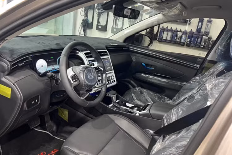 Tổng thể bên ngoài Hyundai Tucson có khá nhiều nét mới, hiện đại. Khoang lái chiếc xe gầm cao 5 chỗ cũng được nhà sản xuất thiết kế lại, từ vô lăng, đồng hồ kỹ thuật số, màn hình giải trí cho đến khu vực cần số. Xe sử dụng màn hình cảm ứng giải trí đa chức năng 10,25 inch. Bảng điều khiển sử dụng công nghệ cảm ứng.