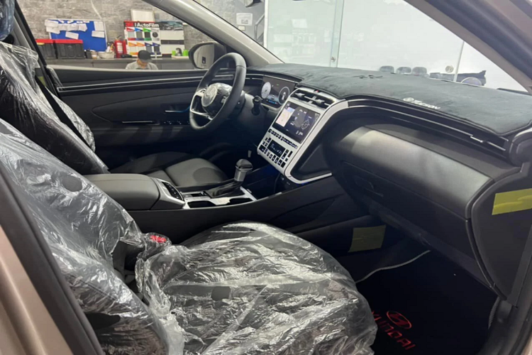 Trang bị màn hình hỗ trợ lái kỹ thuật số (Full Digital). Tucson 2.0 sử dụng cần số dạng truyền thống, không phải loại nút bấm như SantaFe với phanh tay điện tử kèm chức năng Auto hold. Khu vực hàng ghế trước có đầy đủ tiện nghi hiện đại như sưởi, làm mát ghế, sưởi vô lăng, điều hoà tự động 2 vùng độc lập và cửa gió cho hàng ghế sau, dàn âm thanh 8 loa cao cấp của Bose, sạc không dây chuẩn Qi.