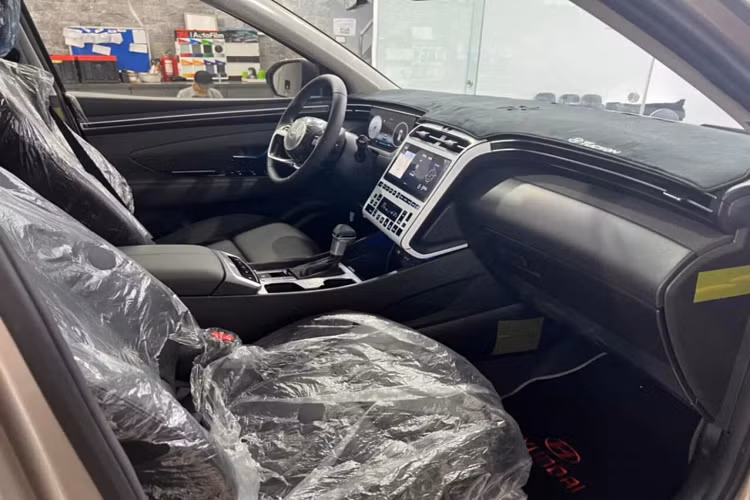 Trang bị màn hình hỗ trợ lái kỹ thuật số (Full Digital). Tucson 2.0 sử dụng cần số dạng truyền thống, không phải loại nút bấm như SantaFe với phanh tay điện tử kèm chức năng Auto hold. Khu vực hàng ghế trước có đầy đủ tiện nghi hiện đại như sưởi, làm mát ghế, sưởi vô lăng, điều hoà tự động 2 vùng độc lập và cửa gió cho hàng ghế sau, dàn âm thanh 8 loa cao cấp của Bose, sạc không dây chuẩn Qi.