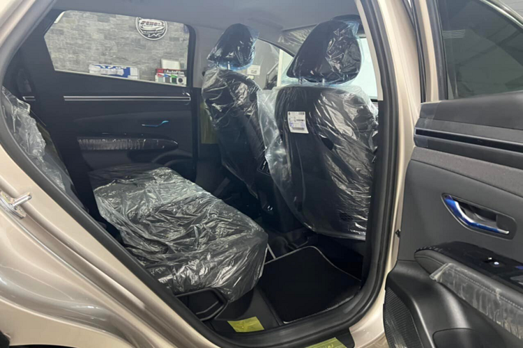 Dù không có lẫy chuyển số sau vô lăng, cảm biến sau, camera lùi nhưng Tucson máy xăng 2.0 sở hữu hệ thống kiểm soát hành trình thích ứng và một loạt các hệ thống an toàn như ABS, phân bổ lực phanh EBD, cân bằng điện tử, hỗ trợ đổ đèo, khởi hành ngang dốc, kiểm soát lực kéo, cảm biến áp suất lốp, hỗ trợ giữ làn, cảnh báo điểm mù,...