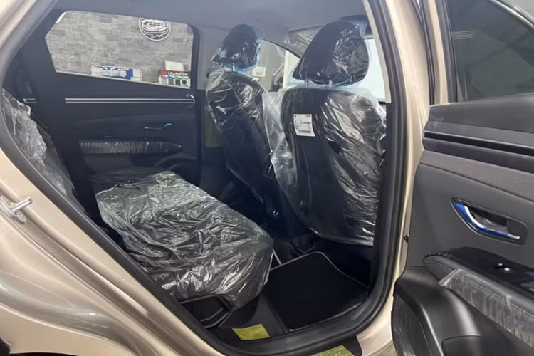 Dù không có lẫy chuyển số sau vô lăng, cảm biến sau, camera lùi nhưng Tucson máy xăng 2.0 sở hữu hệ thống kiểm soát hành trình thích ứng và một loạt các hệ thống an toàn như ABS, phân bổ lực phanh EBD, cân bằng điện tử, hỗ trợ đổ đèo, khởi hành ngang dốc, kiểm soát lực kéo, cảm biến áp suất lốp, hỗ trợ giữ làn, cảnh báo điểm mù,...