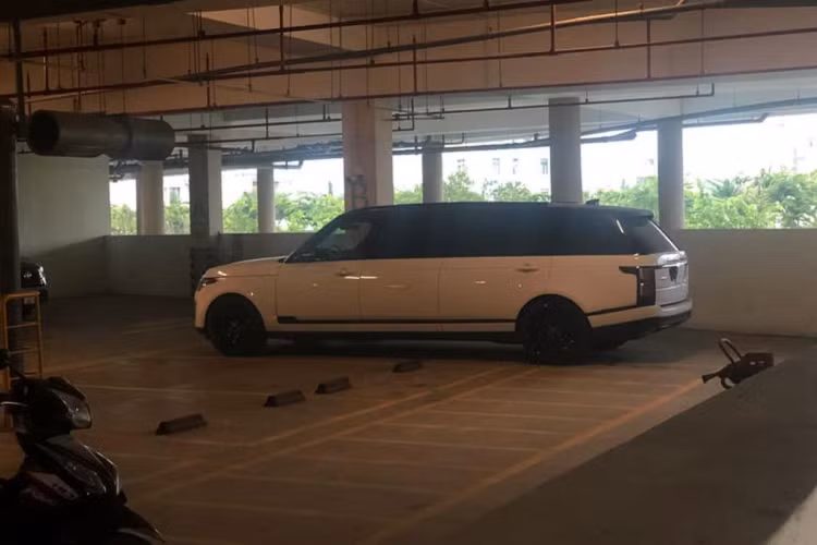 Cụ thể, Klassen đã hô biến chiếc SUV Anh Quốc thành xe limo cỡ lớn với nội thất rộng hơn đáng kể nhờ kéo dài xe thêm 1.016 mm, đưa tổng chiều dài xe lên 6.215 mm trong khi chiều dài cơ sở cũng vượt quá ngưỡng 4 mét (4.163 mm).