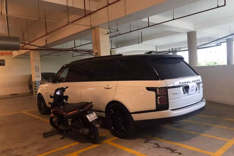 Danh mục sản phẩm của họ còn có nhiều thương hiệu hạng sang khác như Lexus, Bentley, Rolls-Royce, và cả chiếc xe Range Rover Autobiography được biến thành xe limousine này nữa.