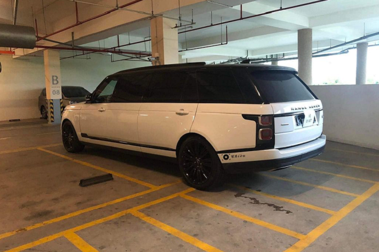Tại thị trường nước ngoài giá xe Range Rover Autobiography XXL Limousine có mức bán ra tương đương từ 18,8 tỷ đồng. Hiện chưa rõ đại gia Việt đã chi bao nhiêu tiền để đưa “hàng khủng” này về nước, ước tính giá lăn bánh của xe hơn 68 tỷ đồng.
