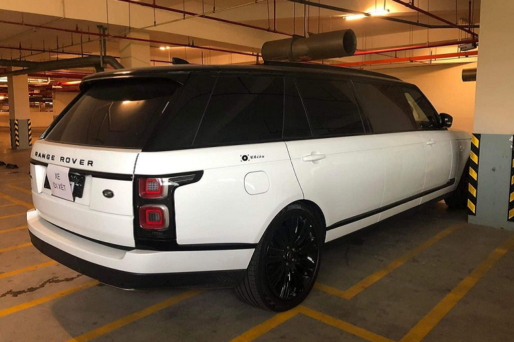 Hiện chưa rõ chiếc Range Rover Autobiography XXL Limousine này của đại gia Việt có trang bị thêm tùy chọn bọc thép có khả năng chống đạn hay không và xe được trang bị loại động cơ nào.