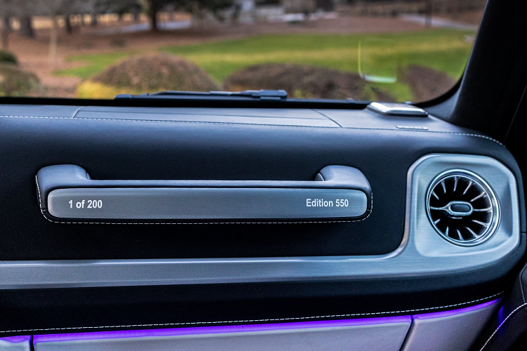 G-Class Edition 550 bản giới hạn được trang bị động cơ V8 tăng áp kép dung tích 4.0L cho công suất tối đa 416 mã lực, mô-men xoắn 609 Nm kết hợp với hộp số tự động 9 cấp cùng hệ dẫn động 4 bánh kèm hộp số phụ.