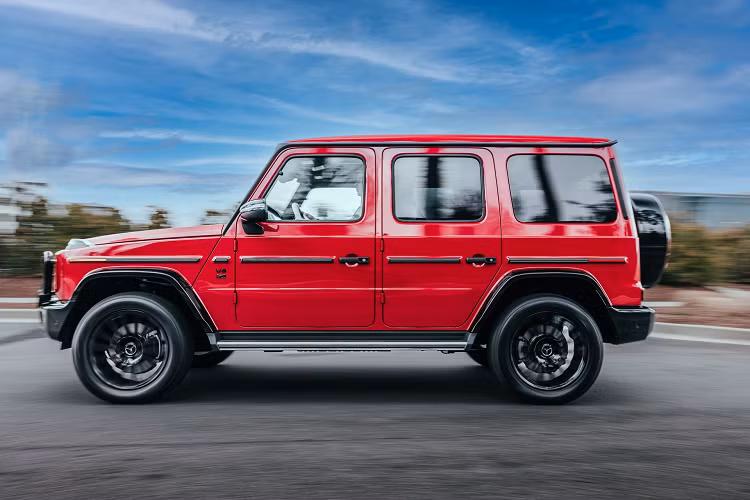 G-Class là mẫu SUV địa hình được khá nhiều các tay chơi, đại gia Việt ưa chuộng. Khi kiểu dáng hình hộp ở G-Class đã trở thành huyền thoại, các khách hàng chuyển sang lựa chọn các màu độc, hiếm như màu xanh China Blue của Cường Đô la.