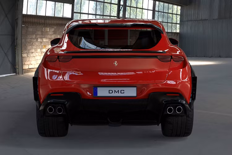 Ví dụ trong bản dựng của DMC được trang bị bánh xe rèn định hướng Velocita 24 inch được hoàn thiện bằng màu đen mờ, từ đây giúp diện mạo của xe trở nên ấn tượng. Xe cũng được trang bị phần líp trước độ, các chi tiết trang trí trên mui xe, các tấm líp hông và bộ khuếch tán phía sau được làm từ sợi carbon đúng với thiết kế nguyên bản.