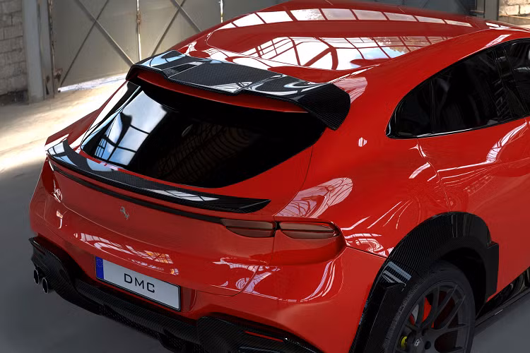 Mặt khác, cánh gió kép phía sau, cánh gió mái cũng hoàn thiện diện mạo tổng thể cả xe Tất cả các bộ phận nói trên đều được làm bằng sợi carbon prepreg, từ đây giúp chiếc SUV Purosangue của Ferrari trở nên nhẹ hơn. Xe được trang bị các chi tiết carbon mờ hoặc bóng cao tùy thuộc vào sở thích của chủ sở hữu.