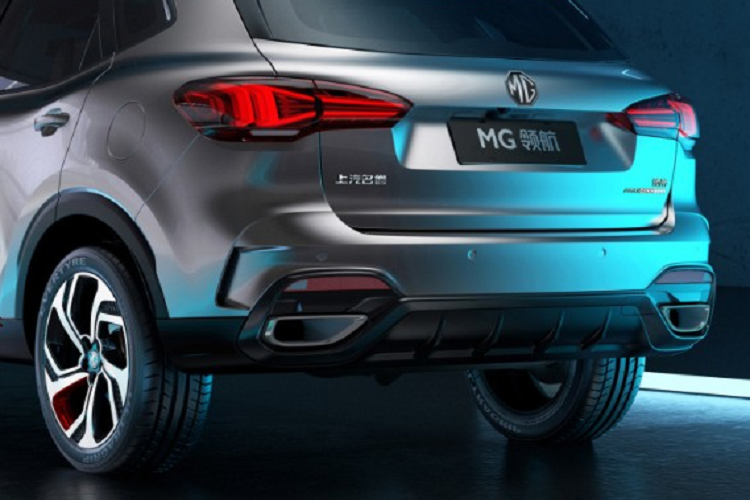 Thứ hai là hệ truyền động plug-in hybrid (PHEV), bao gồm máy xăng tăng áp 1.5L như trên và mô-tơ điện có công suất tối đa 122 mã lực cùng mô-men xoắn cực đại 230 Nm. Tổng cộng, MG HS PHEV 2022 sở hữu công suất 284 mã lực và mô-men xoắn cực đại 480 Nm. Xe còn có hộp số tự động 10 cấp và cụm pin lithium-ion 16,6 kW. Nhờ đó, MG HS PHEV 2022 có thể chạy được 67 km mà không cần dùng động cơ xăng.