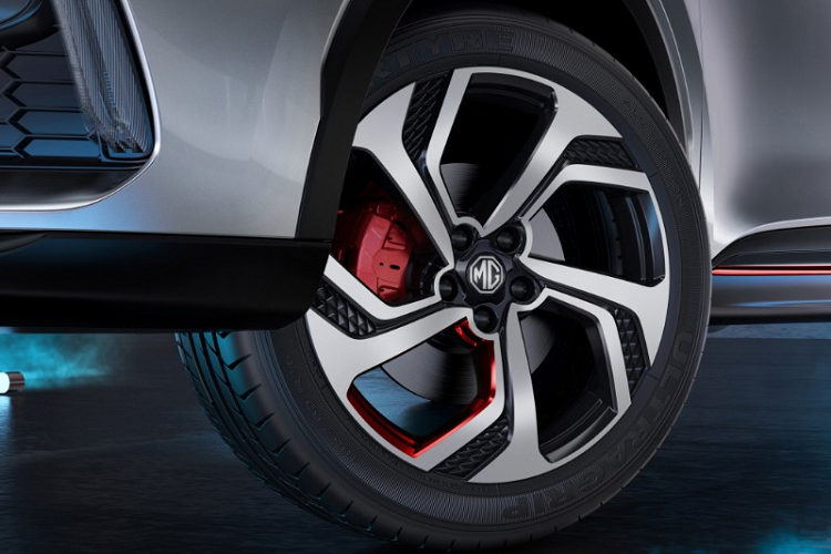 Đằng sau, MG HS 2022 được trang bị đèn hậu LED nằm ngang với tạo hình như móng vuốt bên trong. Bên dưới là 2 khe gió trên cản sau, đèn phản quang nằm ngang, đầu ống xả giả hình thang ngược và bộ khuếch tán gió tạo cảm giác thể thao cho xe.