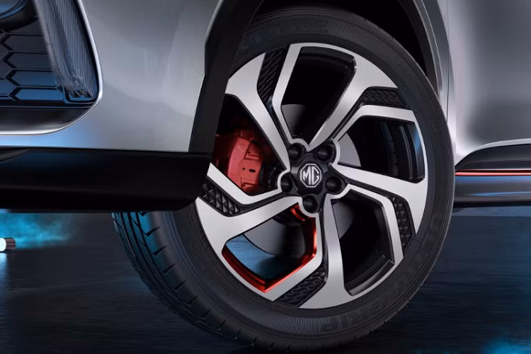 Đằng sau, MG HS 2022 được trang bị đèn hậu LED nằm ngang với tạo hình như móng vuốt bên trong. Bên dưới là 2 khe gió trên cản sau, đèn phản quang nằm ngang, đầu ống xả giả hình thang ngược và bộ khuếch tán gió tạo cảm giác thể thao cho xe.