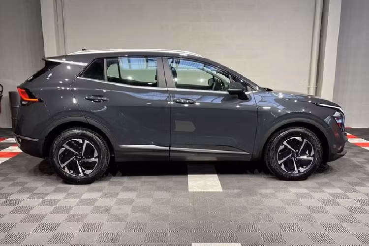 Thế nhưng, mẫu xe này đã vài lần bị bắt gặp tại Việt Nam. Kia Sportage 2022 dự kiến ra mắt trong tháng 6, cạnh tranh trong phân khúc SUV/ Crossover cỡ C. Mức giá xe Kia Sportage 2022 dự kiến bán ra tại Việt Nam từ khoảng 720 - 910 triệu đồng.