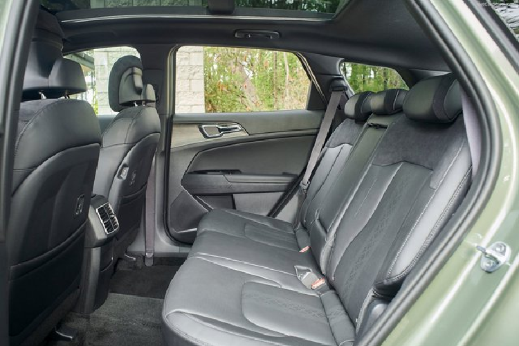 Bên trong nội thất, bản cao cấp nhất có ghế lái chỉnh điện và nhớ vị trí, sưởi và làm mát ghế trước, đèn viền nội thất và điều hòa tự động. Màn hình giải trí kích thước 12,3 inch trên toàn bộ phiên bản, còn cụm đồng hồ kỹ thuật số 12,3 inch chỉ có trên các bản cao cấp, còn 2.0G Luxury và 2.0G Premium sử dụng cụm đồng hồ tích hợp màn hình điện tử 4,2 inch. Hệ thống âm thanh 8 loa Harman Kardon.