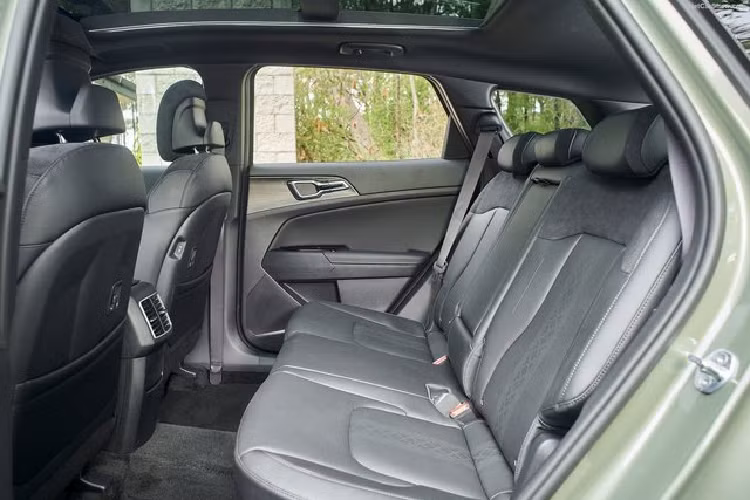 Bên trong nội thất, bản cao cấp nhất có ghế lái chỉnh điện và nhớ vị trí, sưởi và làm mát ghế trước, đèn viền nội thất và điều hòa tự động. Màn hình giải trí kích thước 12,3 inch trên toàn bộ phiên bản, còn cụm đồng hồ kỹ thuật số 12,3 inch chỉ có trên các bản cao cấp, còn 2.0G Luxury và 2.0G Premium sử dụng cụm đồng hồ tích hợp màn hình điện tử 4,2 inch. Hệ thống âm thanh 8 loa Harman Kardon.