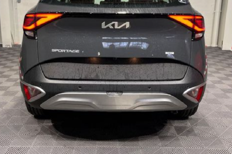 Ở vị trí lái, xe có khởi động nút bấm, lẫy chuyển số, phanh tay điện tử và đặc biệt là cần số điện tử trên các phiên bản 1.6 Turbo và 2.0D. Về công nghệ an toàn, Kia Sportage 2022 có cân bằng điện tử, camera 360 độ, cảm biến trước sau, ga tự động thông minh, cảm biến áp suất lốp, cảnh báo điểm mù hiển thị hình ảnh, hỗ trợ tránh va chạm, hỗ trợ giữ làn đường, hỗ trợ phanh chủ động và hệ thống 6 túi khí.