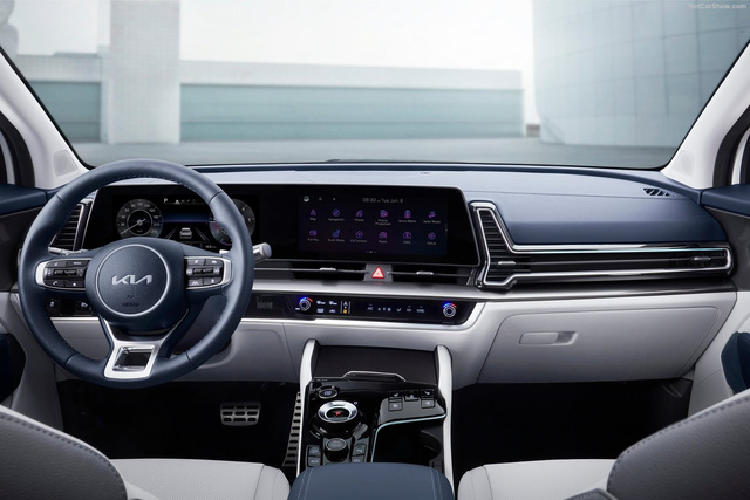 Tất cả phiên bản của Kia Sportage 2022 tại Việt Nam chung kích thước dài x rộng x cao lần lượt 4.660 x 1.865 x 1.665 mm, trục cơ sở 2.755 mm. Ngoại hình có thể có sự khác biệt lớn nhờ tùy chọn gói X-Line. Đèn pha LED hoặc Projector LED tùy phiên bản. Cốp chỉnh điện là trang bị tiêu chuẩn, trong khi cửa sổ trời Panaroma không có ở bản 2.0G Luxury và 2.0G Premium.