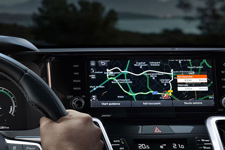 Bên trong, Kia Sorento Hybrid 2023 sẽ sở hữu những trang bị đáng chú ý như bảng đồng hồ kỹ thuật số và màn hình thông tin giải trí cảm ứng, cùng có kích thước 12,3 inch. Chưa hết, mẫu xe tiết kiệm xăng này còn được trang bị hệ thống âm thanh Bose 12 loa cao cấp.