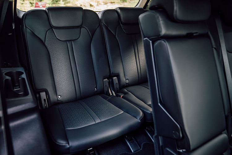 Khác với những mẫu SUV hạng trung cùng phân khúc hiện nay, Sorento Hybrid 2023 dự kiến cũng sẽ được trang bị nội thất 6 chỗ ngồi với 2 ghế thương gia ở giữa như tại Indonesia. Ngoài ra, xe còn có cửa sổ trời toàn cảnh Panorama, sưởi vô lăng và ghế có tính năng sưởi/làm mát...