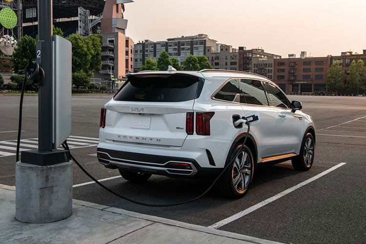 Sorento Hybrid 2023 mới sở hữu bộ pin lithium-ion polymer 14 kWh cho phạm vi hoạt động lên đến 68 km ở chế độ chạy điện. Xe được trang bị ổ cắm Type 2 có khả năng sạc từ 15 - 95% trong 3 giờ 25 phút.