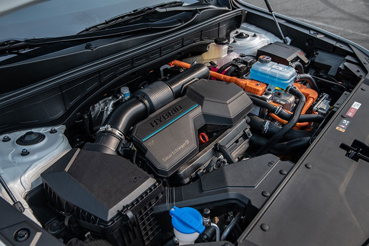 Vì chia sẻ khung gầm với Kia Carnival, Hyundai Staria và Kia Sportage, Kia Sorento Hybrid 2023 cũng dùng động cơ xăng tăng áp 1.6L, kết hợp mô-tơ điện cho tổng công suất 228 mã lực và mô-men xoắn 350 Nm. Sức mạnh được gửi đến các bánh xe thông qua hộp số tự động 6 cấp và hệ dẫn động cầu trước.