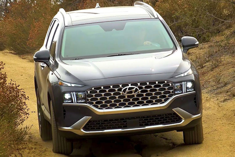 Mức tiêu thụ xăng trung bình của Hyundai SantaFe Hybrid 2023 là 15,3 km/lít (khoảng 6,5 lít/100 km). Tại thị trường Hàn Quốc, giá xe Hyundai SantaFe 2023 hiện dao động từ 32,52 - 42,84 triệu Won (khoảng 554 - 730 triệu đồng). So với phiên bản cũ, mẫu SUV hạng trung này đã tăng giá mạnh, đặc biệt là phiên bản Hybrid.