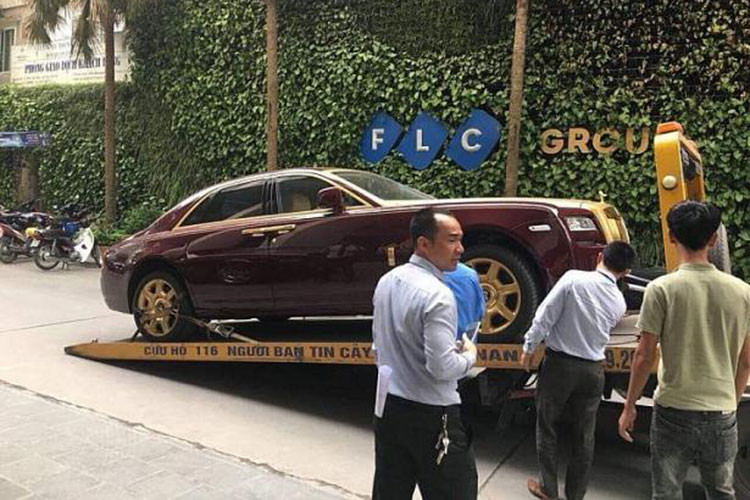 Vào thời điểm 2013, giá xe Rolls-Royce Ghost có mức bán ra thị trường Việt khoảng 16 tỷ đồng, chưa bao gồm các chi phí lăn bánh cũng như việc mạ vàng một số chi tiết ở ngoại thất cho xe.