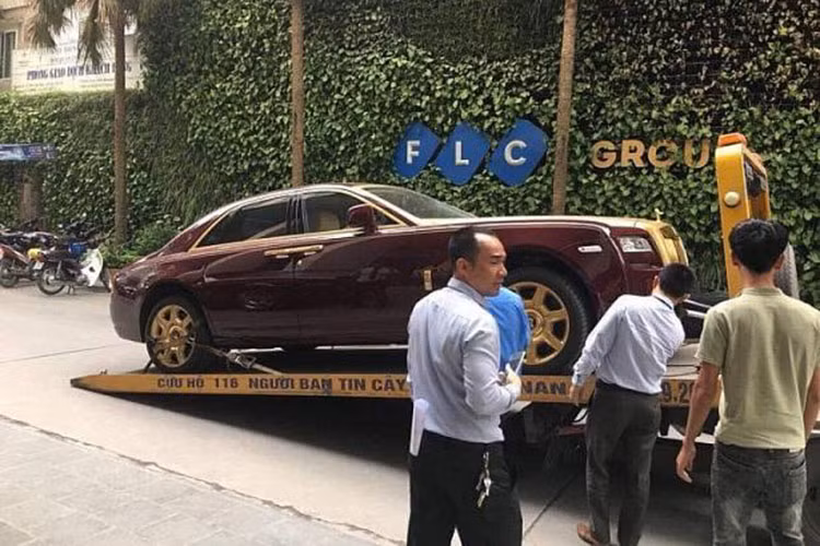 Vào thời điểm 2013, giá xe Rolls-Royce Ghost có mức bán ra thị trường Việt khoảng 16 tỷ đồng, chưa bao gồm các chi phí lăn bánh cũng như việc mạ vàng một số chi tiết ở ngoại thất cho xe.