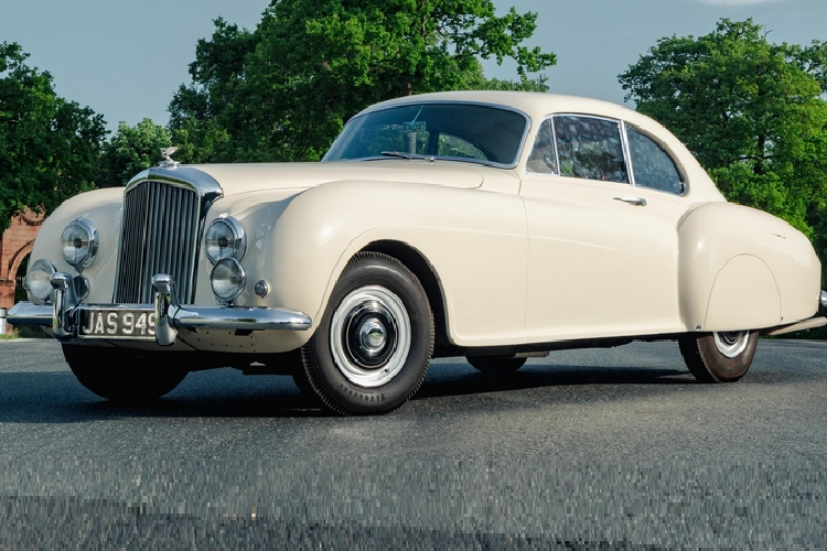 Trên thế giới chỉ có 208 chiếc Bentley R-Type Continental xuất xưởng, với 193 chiếc do HJ Mulliner chế tạo, 5 chiếc do Franay chế tạo, Graber chế tạo 3 chiếc, Farina chế tạo một chiếc trong khi Park Ward chịu trách nhiệm với 4 chiếc mui trần và 2 chiếc coupe.