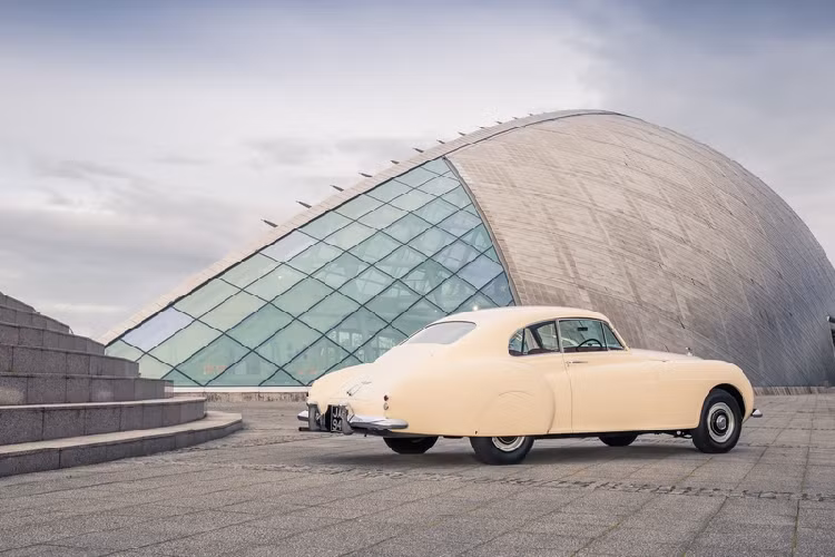 Chiếc coupe Bentley R-Type Continental 70 tuổi này được tạo ra dựa trên mẫu sedan R-Type Bentley với nguồn cảm hứng từ các thử nghiệm khí động học trước chiến tranh của Bentley.