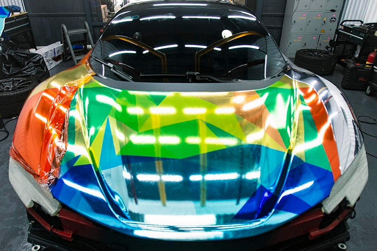 Ngoài bộ áo không thể nổi bật hơn nữa, chiếc siêu xe Ferrari SF90 Stradale của đại gia lan đột biến này còn có trang bị bộ mâm carbon. Đây hiện là chiếc xe Ferrari SF90 Stradale duy nhất tại dải đất hình chữ S này sở hữu tùy chọn la-zăng carbon.